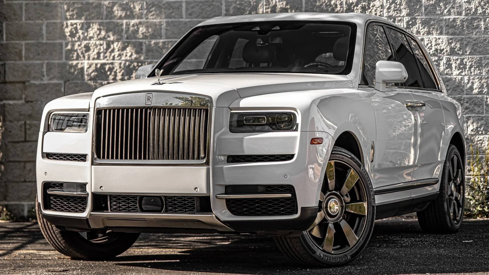 White Rolls-Royce Cullinan from DDE Rentals' luxury car rental fleet in Chicago